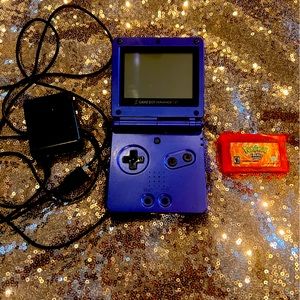 *RARE GAME BOY BUNDLE !* Pokemon fire red game ,Charger ,game console included !